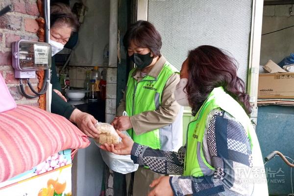 [크기변환]사본 -8-1. 역북동 지역사회보장협의체 위원들이 관내 한 홀로어르신 가정에 밑반찬을 전달하고 있다 (2).jpg