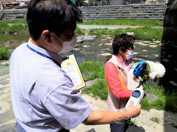 [크기변환]사본 -5. 구 관계자가 경안천 산책로에서 동물등록 여부를 확인하고 있는 모습.jpg