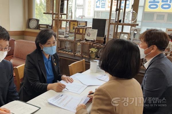 [크기변환]사본 -(관련사진) 220506 경기도의회 교육기획위원장 정윤경 의원, 군포 관내 학교 교육환경개선사업 예산 약 199억 원 확보.jpg