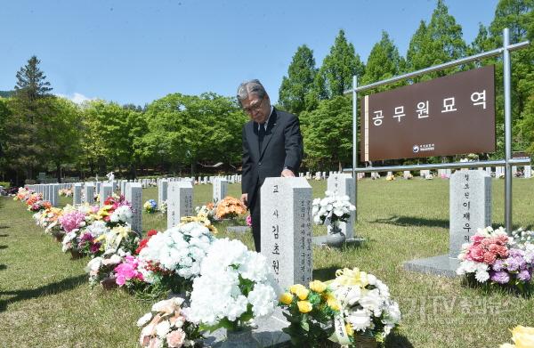 [크기변환]사본 -0515 이재정 경기도교육감, 국립대전현충원 4.16세월호 참사 순직교사 묘소 참배(사진 3).jpg