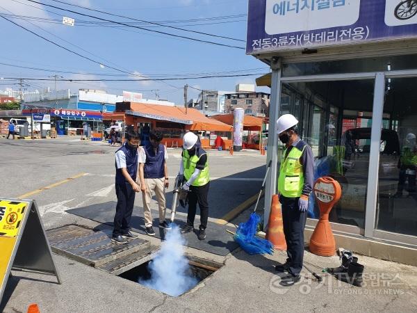 [크기변환]사본 -2. 하수관로 방역 현장 점검 (1).jpg