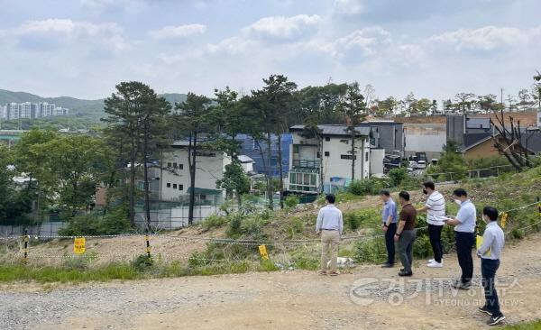 [크기변환]사본 -2. 시 관계자들이 관내 재해영형평가 협의 완료 사업장의 이행 실태를 점검하고 있는 모습.jpg