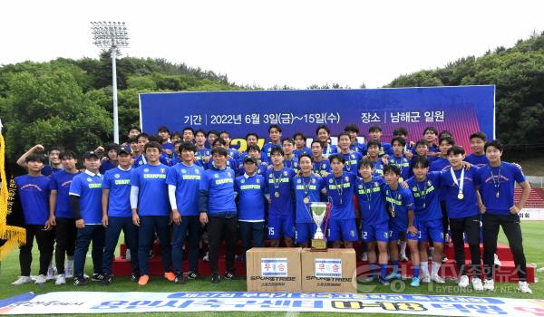 [크기변환]사본 -7-1. 용인시축구센터U18덕영이 ‘제27회 무학기 전국고등학교 축구대회’의 우승컵을 들어 올렸다..jpg