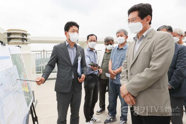 [크기변환]사본 -[인수위] 1-1. 이상일 용인특례시장 당선인이 삼가2지구 주택건설사업 현장을 방문해 진입도로 문제를 보고받고 있다..jpg