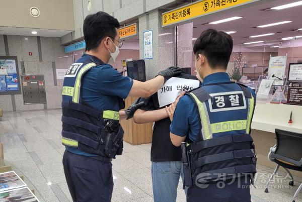 [크기변환]11. 용인시 수지구가 민원인의 폭언, 폭행 등 비상 상황에 대비한 모의훈련을 진행, 경찰관이 가해 민원인을 제압하고 있는 훈련 모습.jpg