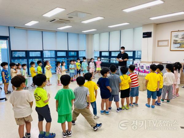 [크기변환]3-1. 샛별유치원 아이들이 구갈동 행정복지센터에 방문해 1년 동안 모든 종이팩을 전달하고 환경의 중요성에 대해 이야기를 듣고 있다..jpg