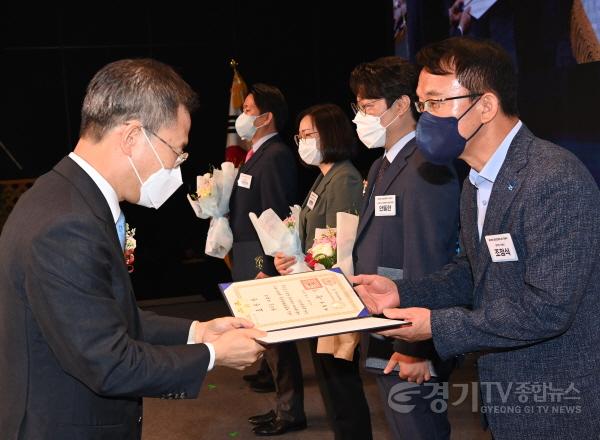 [크기변환]수원시, ‘2022 정보문화유공’ 대통령 기관표창 2.jpg