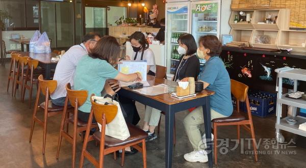 [크기변환]5-1. 시 관계자가 처인구의 한 횟집에서 메뉴의 원산지 표기와 거래내역서를 확인해 살피고 있다..JPG