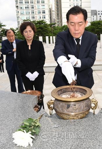 [크기변환]이재준 수원특례시장, 취임 첫날 키워드는 ‘현장행정’·‘경제’·‘시민과 함께’ (2).jpg