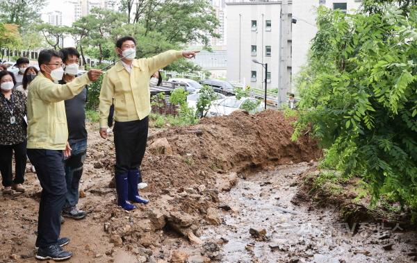 [크기변환]이상일 용인특례시장이 1일 예정돼 있던 취임식을 취소하고 수해 현장을 살피고 있다. (2).jpg