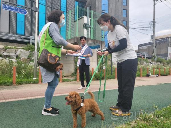 [크기변환]2. 용인시는 지난 12일 반려동물 등록을 안내하고, 동물등록ㆍ입마개ㆍ배변 치우기 등 올바른 반려동물 문화 확산을 위한 캠페인을 벌였다..jpg