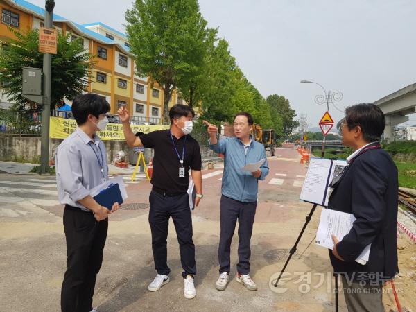 [크기변환]7-1. 이형주 처인구청장이 주요 사업 현장을 점검하고 있다..jpg