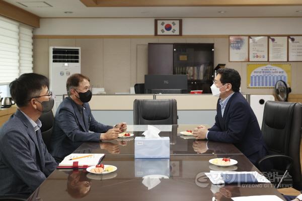 [크기변환]이상일 용인시장이 한국도로공사 수원지사 관계자들을 만나 반도체고속도로에 대해 설명하고 있다..jpg