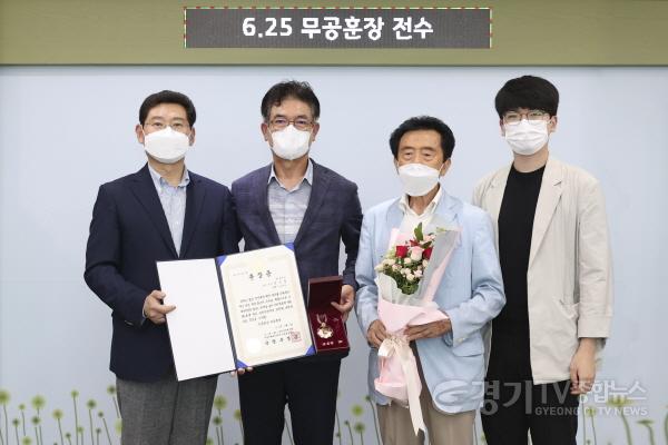 [크기변환]3-2. 이상일 용인시장이 고(故)박순칠 하사의 유족에게 화랑무공훈장을 전수하고 기념촬영을 하고 있다..jpg