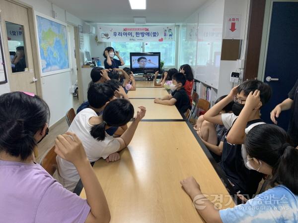 [크기변환]1-1. 시 관계자가 지역아동센터를 찾아 머리를 지압하는 방법 등 한방 건강교육을 하고 있다..jpg