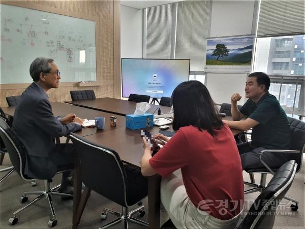 [크기변환]1-1. 박영원 수출멘토(왼쪽)가 에프디파이브 조정훈 대표와 이야기를 나누고 있다..jpg