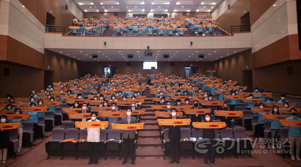 [크기변환]6-1. 2022 경기도종합체육대회 자원봉사 발대식 참가자들이 기념촬영을 하고 있다.JPG