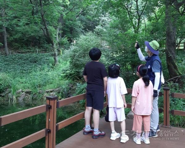 [크기변환]2-1. 용인자연휴양림 숲해설프로그램 참가자들이 야생화단지 산책로에서 설명을 듣고 있다..jpg