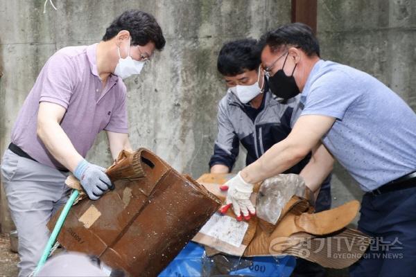 [크기변환]사본 -이상일 용인특례시장이 13일 수해 피해 현장에서 복구 작업을 하고 있다. (1).jpg