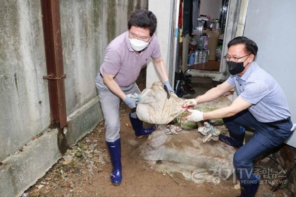 [크기변환]이상일 용인특례시장이 13일 수해 피해 현장에서 복구 작업을 하고 있다. (2).jpg