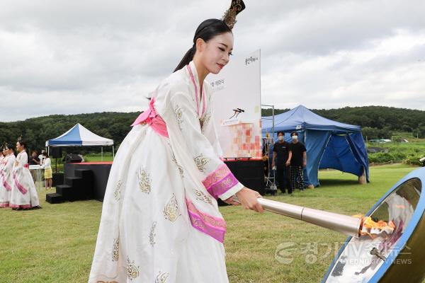 [크기변환]15-3. 제68회 경기도체육대회 성화채화식에서 주선녀가 채화경에서 성화를 채화하고 있다.jpg