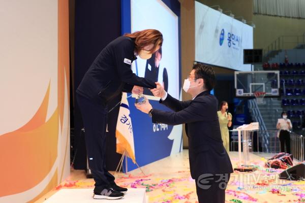 [크기변환]오병권 경기도 행정1부지사가 최우수선수상을 수상한 수영 종목의 이근아 선수(화성시)에게 트로피를 전달하고 악수를 하고 있다..JPG