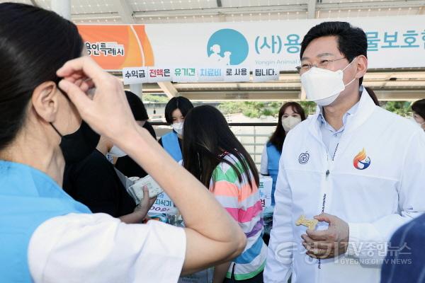 [크기변환]이상일 용인특례시장이 27일 용인특례시청 하늘광장에서 열린 반려동물축제 ‘용인시와 행복하개’에서 (사)용인시동물보호협회 관계자와 이야기를 나누고 있다..jpg