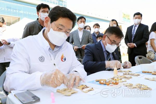 [크기변환]이상일 용인특례시장이 27일 용인특례시청 하늘광장에서 열린 반려동물축제 ‘용인시와 행복하개’에서 수제간식을 만들고 있다..jpg