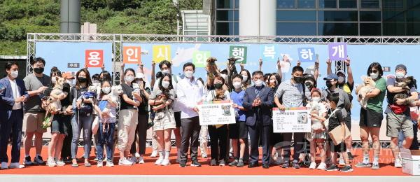 [크기변환]이상일 용인특례시장이 27일 유기동물을 입양한 가족들에게 반려동물등록증을 전달하고 기념촬영을 하고 있다..jpg