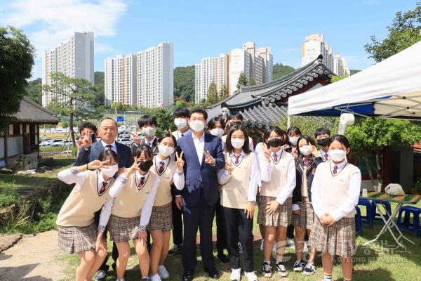 [크기변환]이상일 용인특례시장이 1일 심곡서원 추계 향사에서 문정중학교 학생들과 기념촬영을 하고 있다..jpg