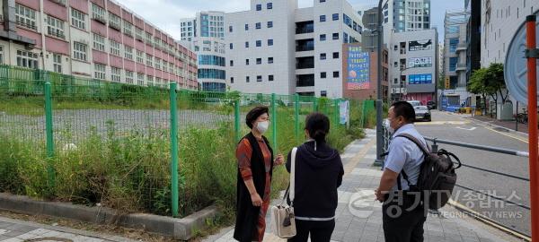 [크기변환]220916 이애형 의원, 세류1동 세류초등학교 후문 임시주차장 현장점검2.jpg