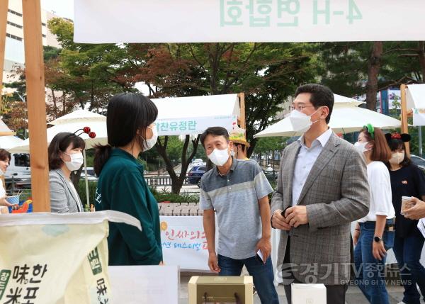 [크기변환]4.이상일 용인특례시장이 즐겨봐용, 인싸의 숲 용인 청년페스티벌 행사장을 찾아 행사 관계자들을 격려하고 있다.JPG