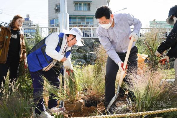 [크기변환]1-5. 이상일 용인특례시장이 꽃을 심기 위해 삽으로 땅을 파고 있는 모습.jpg