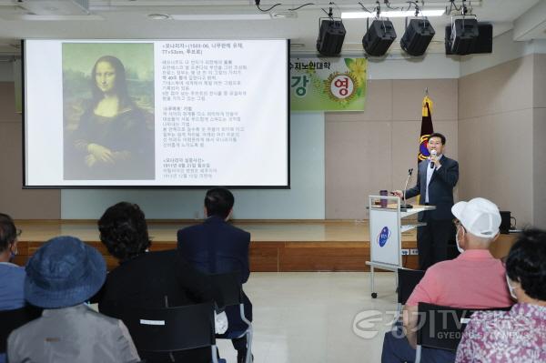 [크기변환]13-3. 이상일 용인특례시장이 29일 수지구청 대회의실에서 수지노인대학 수강생을 대상으로 ‘스토리가 있는 그림의 세계’를 주제로 특강을 했다..jpg