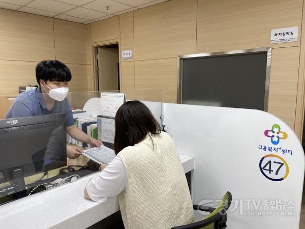 [크기변환]3. 용인고용복지플러스센터를 찾은 한 구직자가 복지상담을 받고 있는 모습.jpg