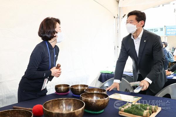 [크기변환]1-9. 이상일 용인특례시장이 30일 용인시청에서 열린 제3회 용인시 평생학습 박람회에서 부스 관계자와 이야기를 나누고 있다..jpg