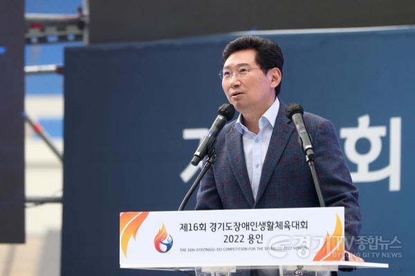 [크기변환]8-1. 이상일 용인특례시장이 7일 열린 제16회 경기도장애인생활체육대회 2022 용인 개회식에서 환영사를 하고 있다..JPG