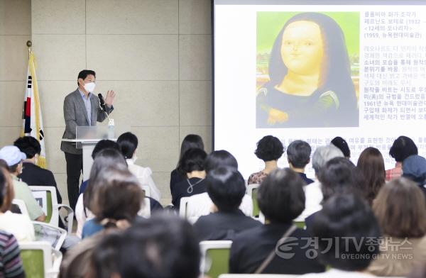 [크기변환]휴먼북으로 등록해 시민들을 대상으로 강의하는 이상일 용인특례시장.jpg