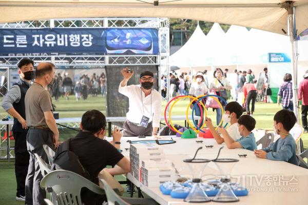 [크기변환]2-4. 용인사이버과학축제에서 참가자들이 드론 체험을 하고 있다..JPG