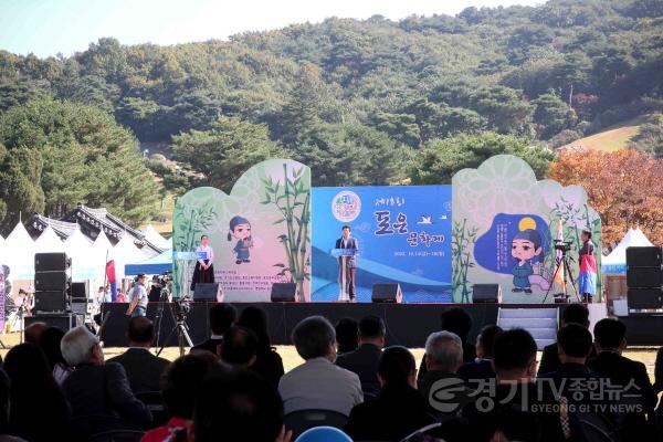 [크기변환]1-2. 이상일 용인시장이 포은문화제에서 인사말을 하고 있다..JPG