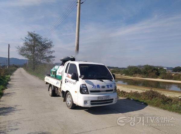 [크기변환]221017_용인특례시, 내년 2월까지 가축전염병 특별방역 대책 기간 운영_사진(1) 청미천에서 소독하고 있는 차량의 모습.jpg