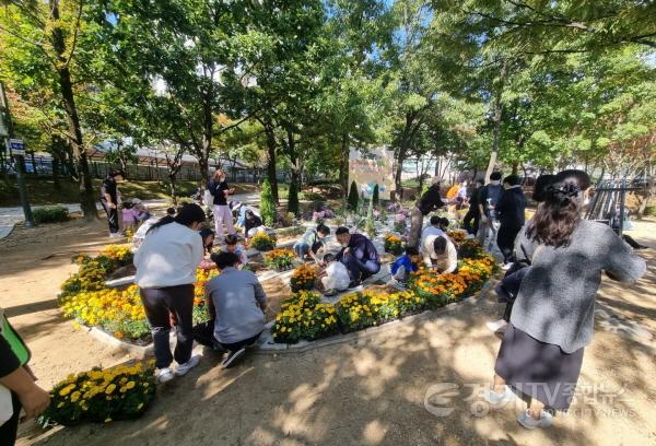 [크기변환]6-1. 용인시민들이 수지구 풍덕천동 신정문화공원에 주황빛 메리골드를 심고 있다..jpg