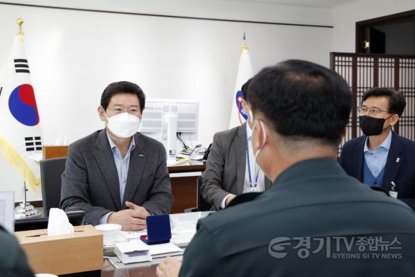 [크기변환]10-2. 6.25 무공훈장 찾아주기 조사단과 이야기를 나누고 있는 이상일 용인특례시장.jpg