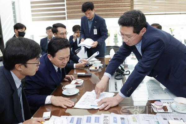 [크기변환]1.이상일 용인특례시장이 원희룡 국토교통부장관에게 용인특례시의 현안을 설명하고 있다.jpg