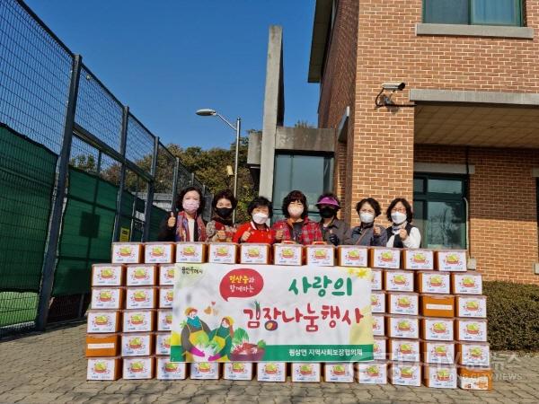 [크기변환]3. 원삼면 지역사회보장협의체 위원들이 헌산중학교 학생들이 직접 담근 김장김치를 어려운 이웃에 전달했다..jpeg