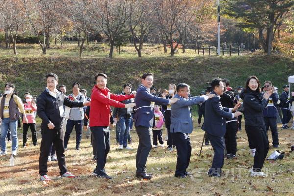 [크기변환]1-2. 이상일 용인특례시장일 비롯한 참석자들이 함께 체조를 하며 몸을 풀고 있다..jpg