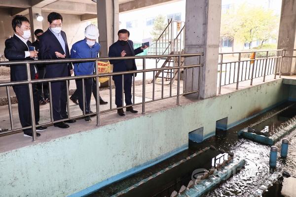 [크기변환]이상일 용인특례시장이 1일 기흥레스피아의 미생물 침전지를 살펴보고 있다..jpg