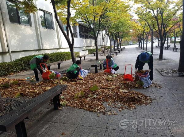 [크기변환]고용노동과-성남시 공공근로사업 중 시립체육시설 주변 환경 정화.jpg