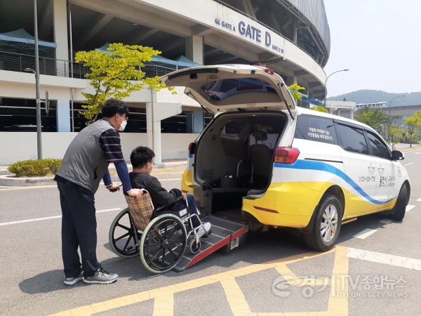 [크기변환]사본 -1. 한 시민이 용인시 교통약자 특별교통수단을 이용하고있다.jpg