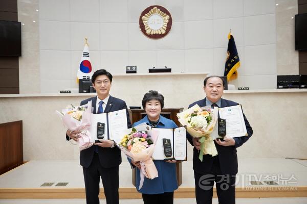 [크기변환]사본 -20221130 용인특례시의회 김운봉·장정순·박인철 의원, 2022 서울평화문화대상 수상 (1).jpg